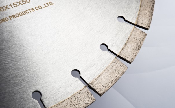 花崗石鋸片的這些使用細(xì)節(jié)，不注意將會(huì)影響花崗石切割的平整度!